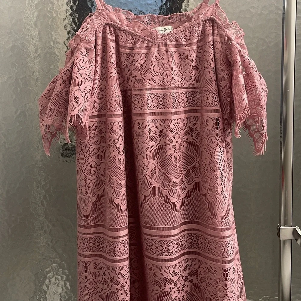 Cold shoulder dress. - Picture 3 of 4